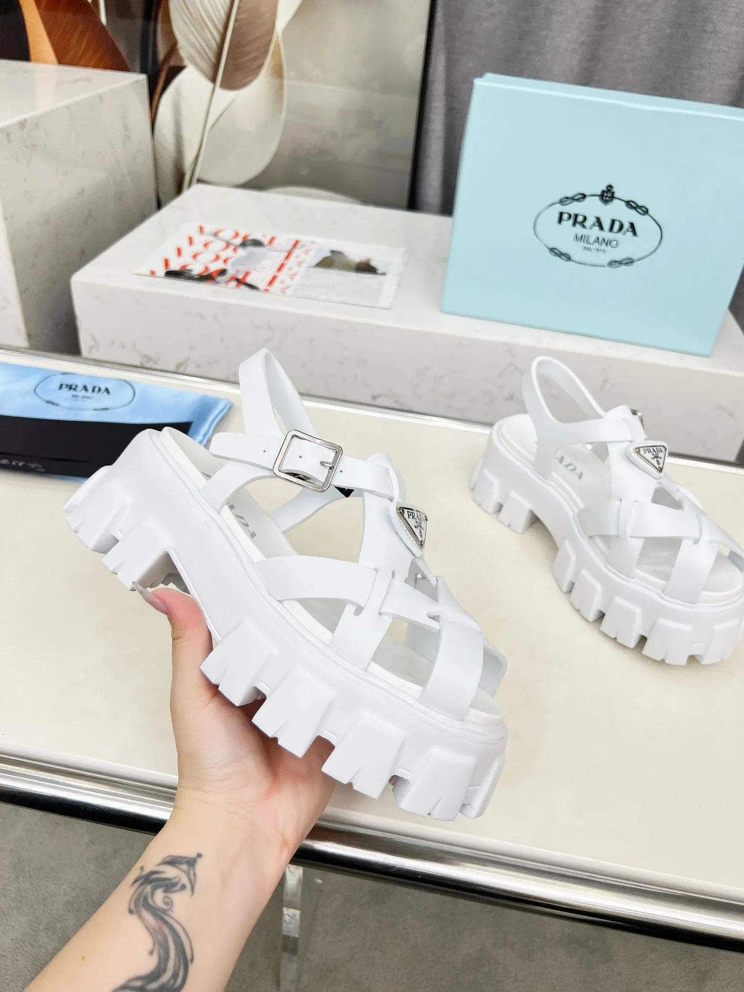 👟👟Ex-factory price 460👟👟 prada Roman shoes will definitely make you fall in love with them! The latest spring and summer sawtooth Roman braided thick-soled sandals E64, retro, fashionable and avant-garde gear teeth, 55mm thick-soled soles and uppers, making the whole pair of shoes light and comfortable. Bright colors, a variety of choices to satisfy fashionable people of different styles! The iconic metal triangle logo is paired with the shape of ancient beach sandals. Every design element is fashionable! Color: black and white Size: 35-41